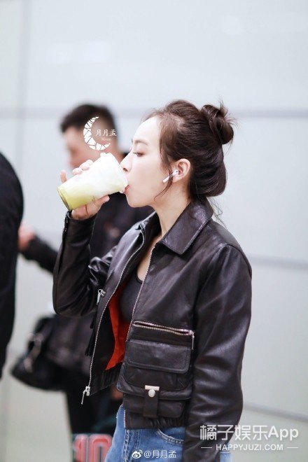 王一博在小区边滑滑板边遛狗,王一博滑板搞笑行为