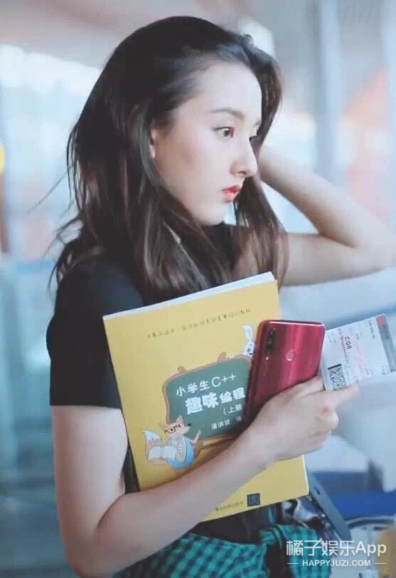 王一博在小区边滑滑板边遛狗,王一博滑板搞笑行为