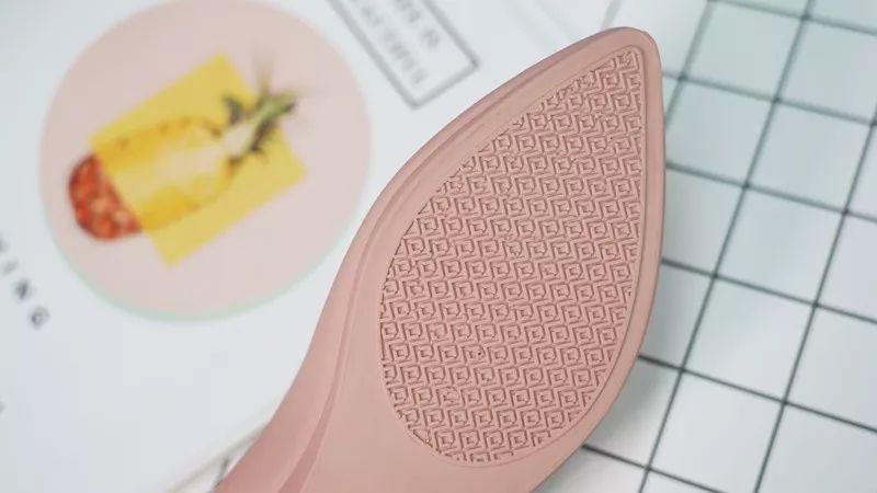 别再说雨鞋捂脚又显丑！有了它，增高显腿长！我天天盼着下雨