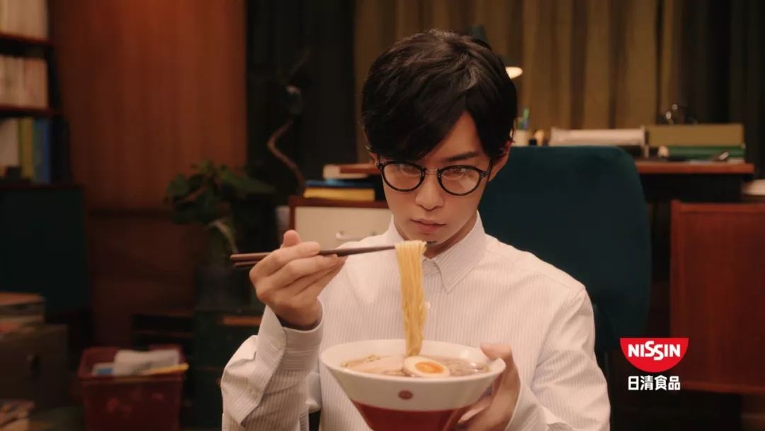 为了卖泡面这家公司拉着全体员工在电视机前鞠躬，结果卖得更好了