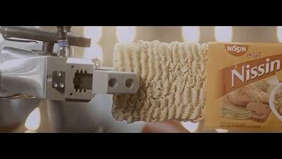 为了卖泡面这家公司拉着全体员工在电视机前鞠躬，结果卖得更好了