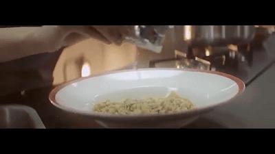 为了卖泡面这家公司拉着全体员工在电视机前鞠躬，结果卖得更好了