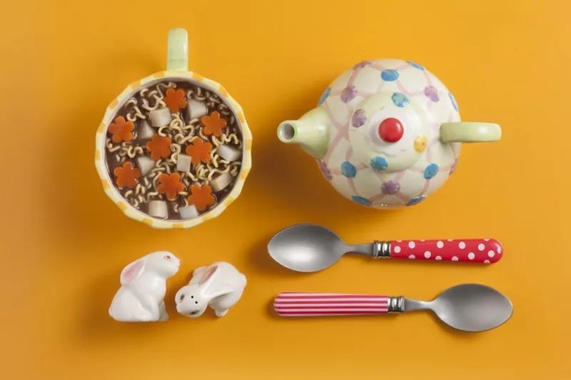 为了卖泡面这家公司拉着全体员工在电视机前鞠躬，结果卖得更好了