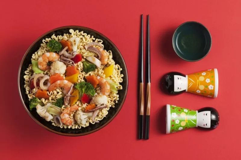 为了卖泡面这家公司拉着全体员工在电视机前鞠躬，结果卖得更好了