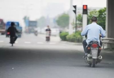 电动车闯红灯为啥是主责不是全责,电动车闯红灯全责的医疗费怎么办