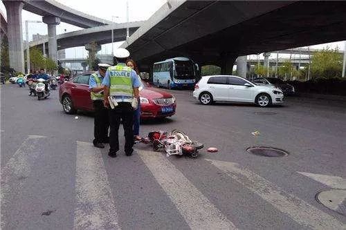 电动车闯红灯为啥是主责不是全责,电动车闯红灯全责的医疗费怎么办