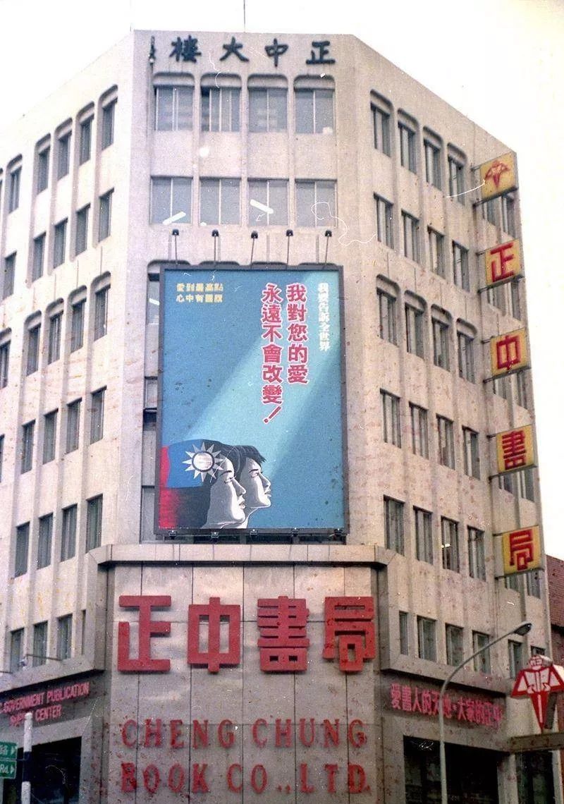 为什么书店越来越像会所、咖啡厅？