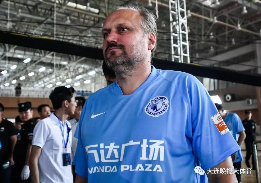 足球倾城,瓦瓦在大连踢球视频