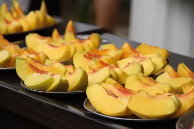 黄桃熟了欢迎朋友们过来品尝采摘,黄桃成熟了欢迎你来品尝采摘