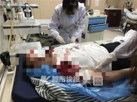 玻璃门倒下妈妈救孩子受重伤,玻璃门倒下妈妈为保护孩子受伤