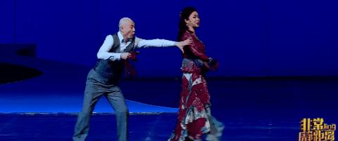 她28岁变性，父亲被嘲笑“这是你儿子还是女儿？”，一句话回应暖哭了...