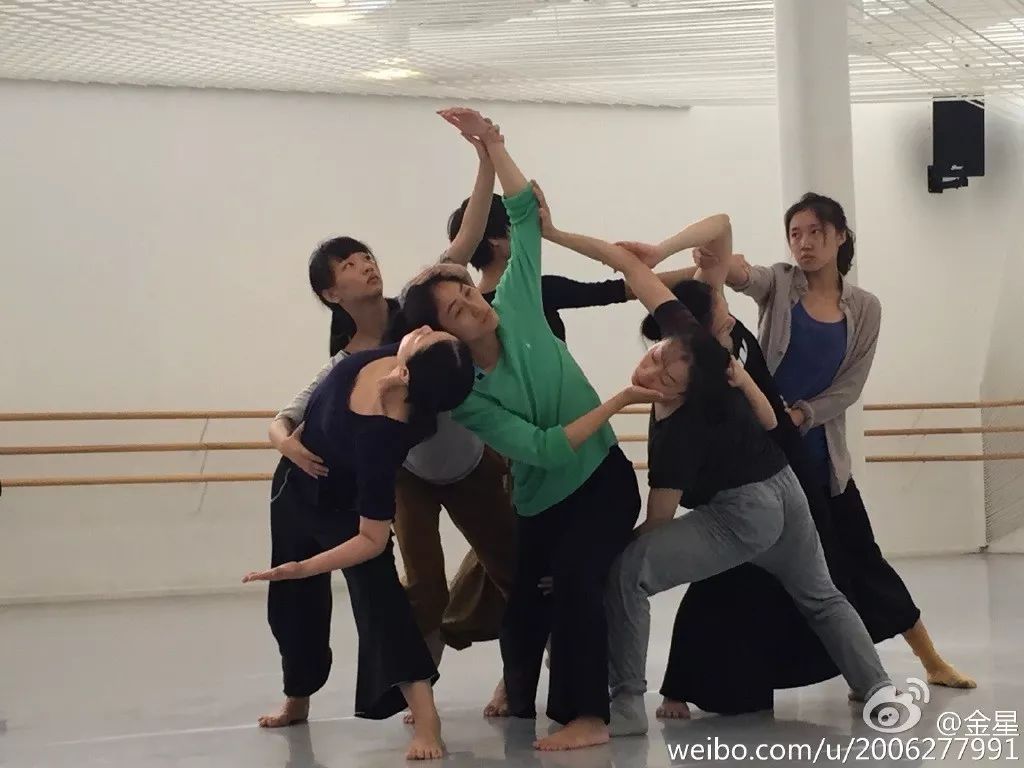 她28岁变性，父亲被嘲笑“这是你儿子还是女儿？”，一句话回应暖哭了...