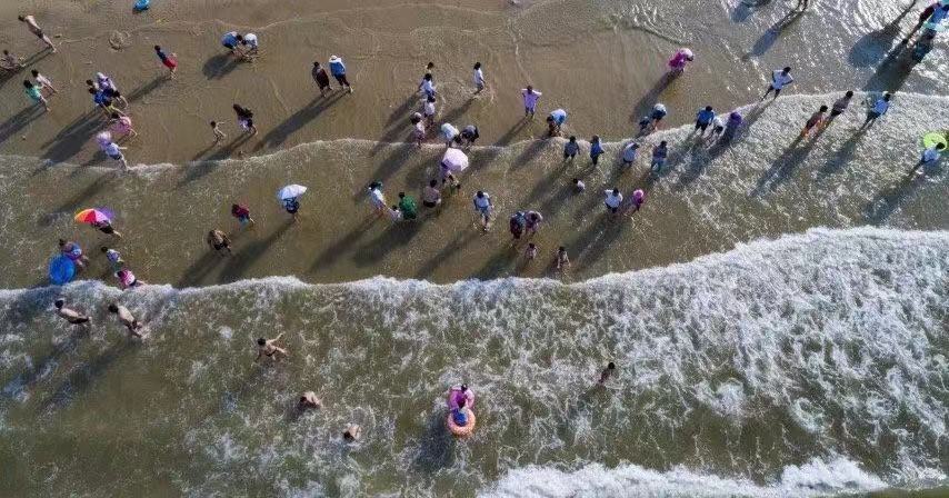 对烟台人来说，不洗海澡（xiajiaozi）就不算过夏天