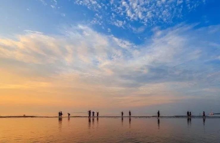 对烟台人来说，不洗海澡（xiajiaozi）就不算过夏天