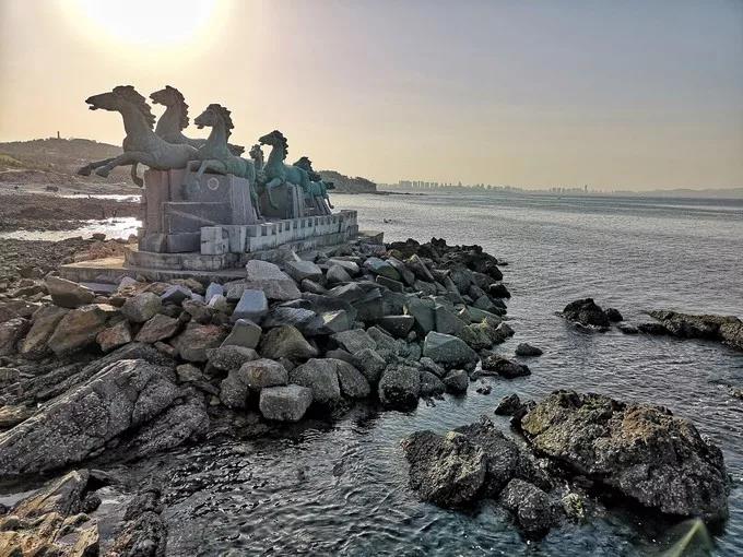 对烟台人来说，不洗海澡（xiajiaozi）就不算过夏天