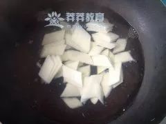 产妇莴笋炒肉的做法,莴笋炒鸡脯肉月子餐