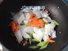 产妇莴笋炒肉的做法,莴笋炒鸡脯肉月子餐