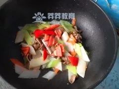 产妇莴笋炒肉的做法,莴笋炒鸡脯肉月子餐