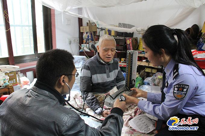 退伍军人照顾八旬老人十几年,老人坚守一句承诺照顾瘫痪邻居