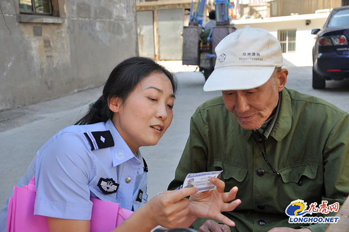 退伍军人照顾八旬老人十几年,老人坚守一句承诺照顾瘫痪邻居