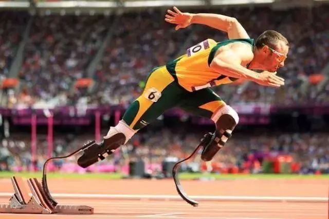 一双鞋竟装上28片“刀锋”弹簧？！穿上暴走跳跃，感觉能起飞了