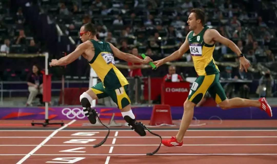 一双鞋竟装上28片“刀锋”弹簧？！穿上暴走跳跃，感觉能起飞了