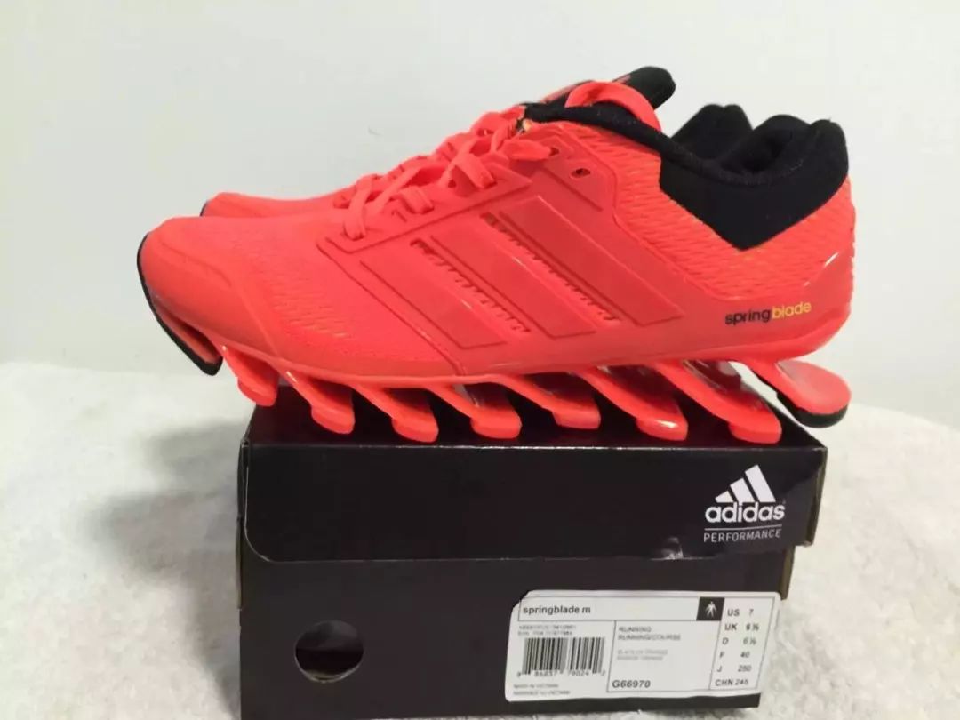 一双鞋竟装上28片“刀锋”弹簧？！穿上暴走跳跃，感觉能起飞了