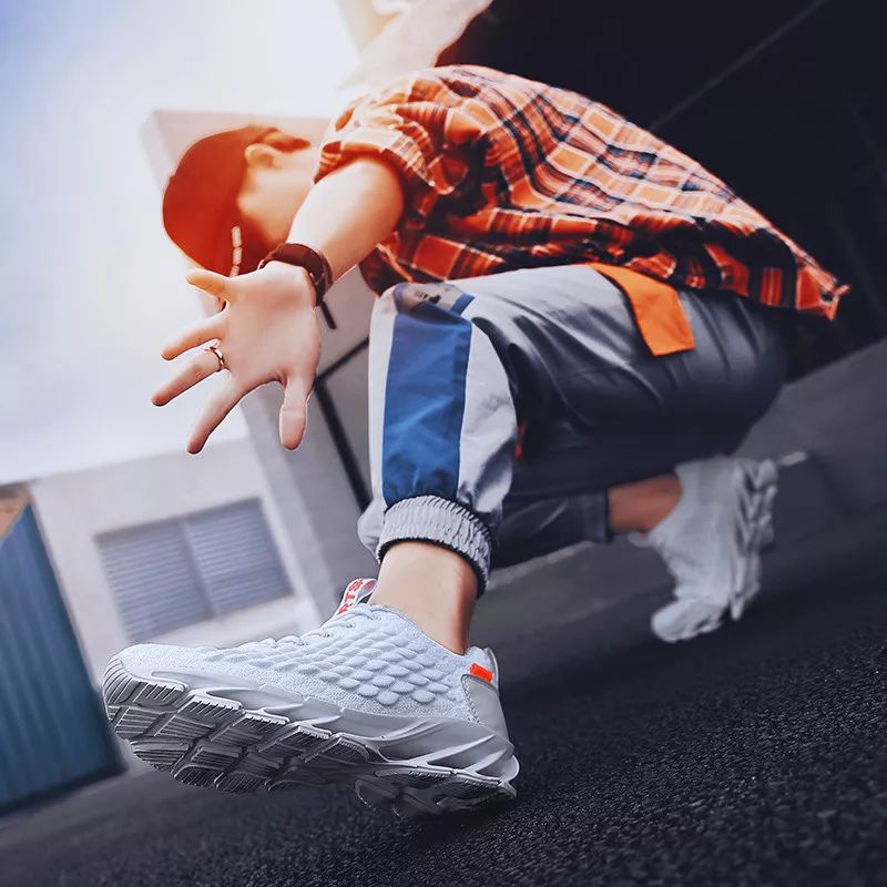 一双鞋竟装上28片“刀锋”弹簧？！穿上暴走跳跃，感觉能起飞了