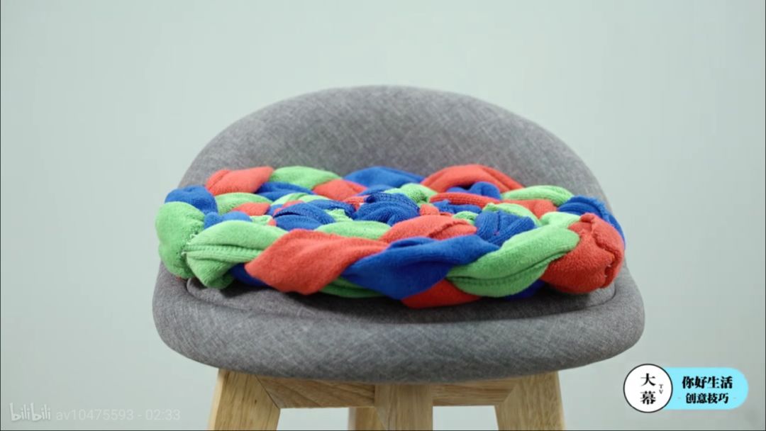 旧毛巾不要扔,旧毛巾别扔剪了放客厅省不少钱