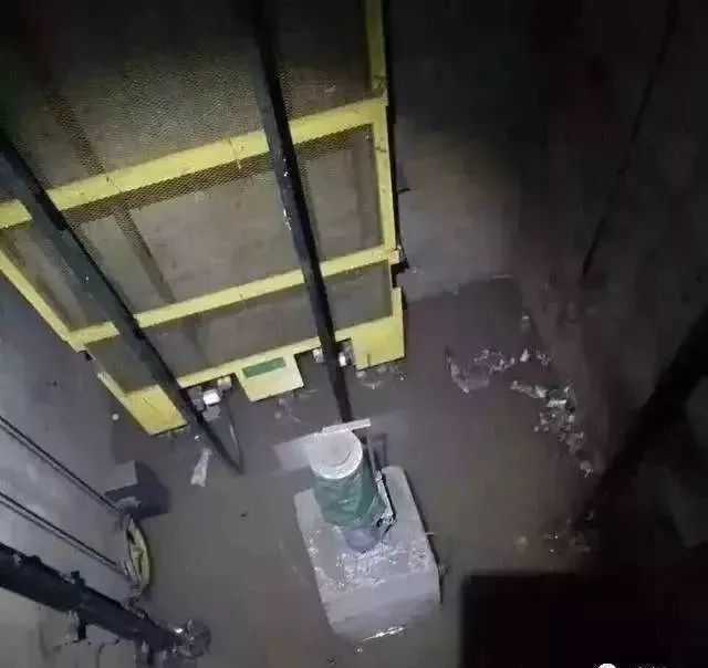 暴雨电梯进水,暴雨导致电梯进水发生故障