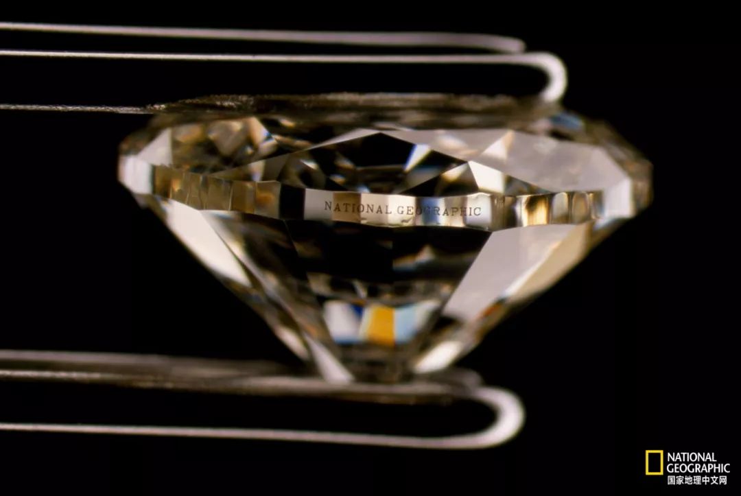 钻石有荧光不值钱 (钻石本来不值钱)