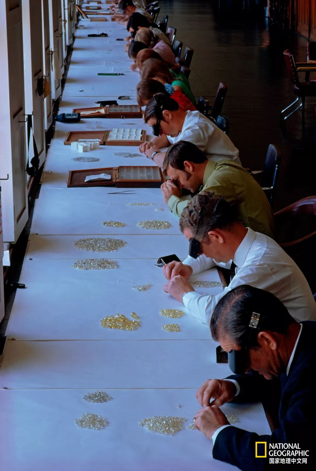 钻石有荧光不值钱 (钻石本来不值钱)