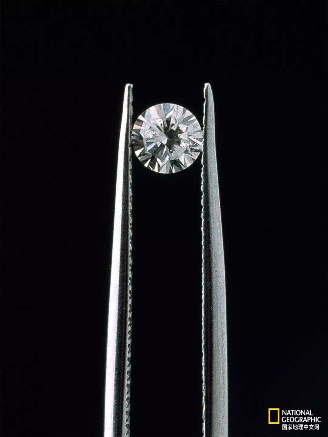 钻石有荧光不值钱 (钻石本来不值钱)