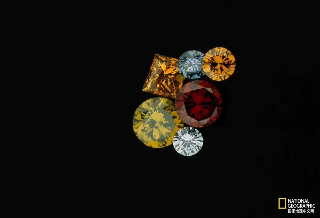 钻石有荧光不值钱 (钻石本来不值钱)