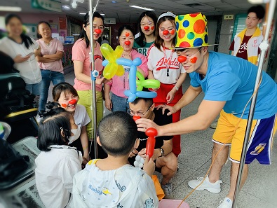 妈妈得了白血病去世了,妈妈因癌症去世女儿成家中顶梁柱