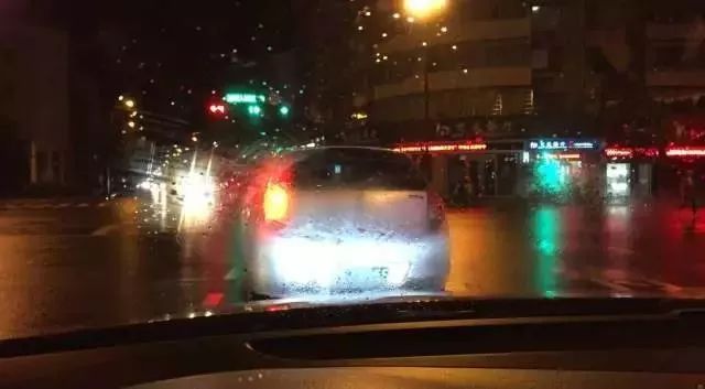 雨天汽车前挡玻璃内模糊怎么清理,前挡玻璃擦不到怎么办