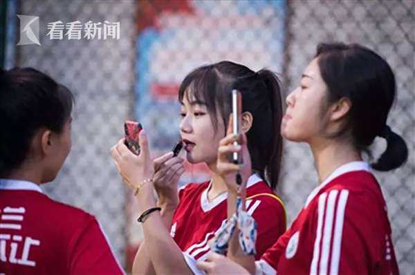 颜值不输球技成都球圈现“网红”女足专挑男足过招