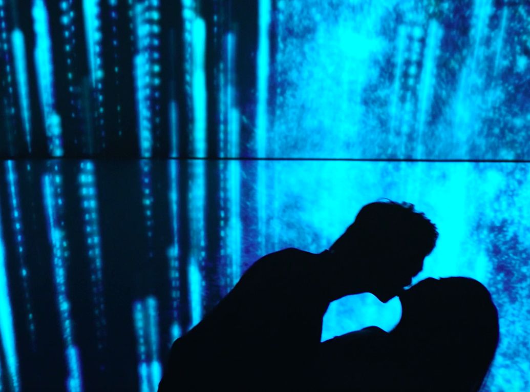 深圳地铁投放广告被举报,深圳地铁站雷人广告