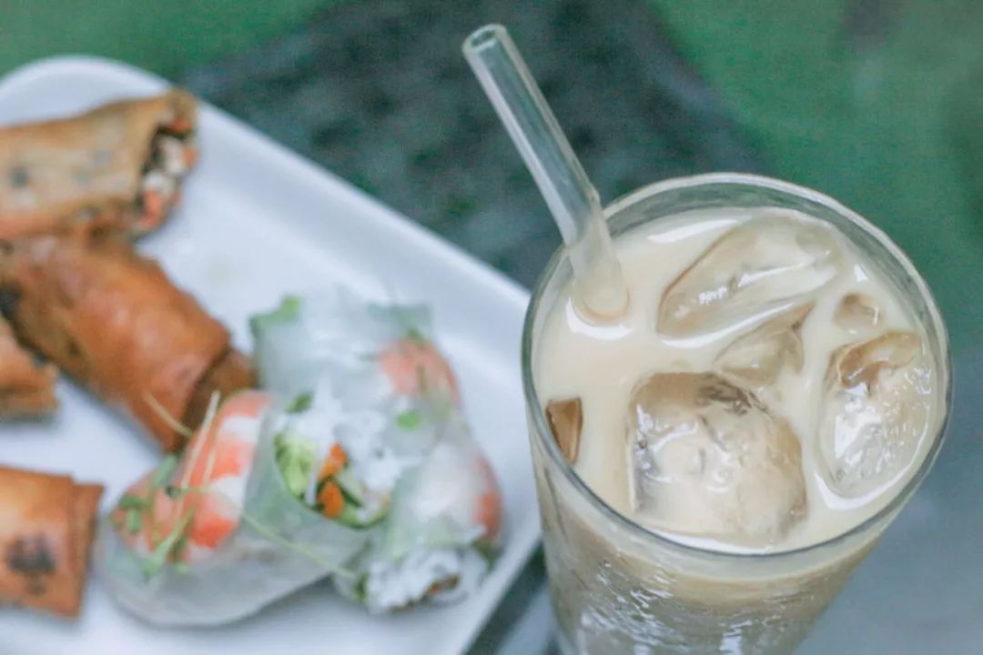 网购越南土特产|炼奶冰咖法包猪肝酱扎肉春卷虾片，一个下午茶全都拥有