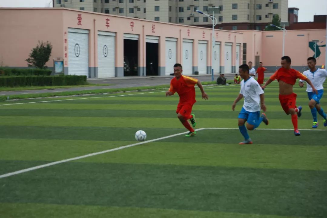 强军杯“卫士动力”业余足球比赛上演强强对决，*警武**聊城支队首先抢得出线主动权