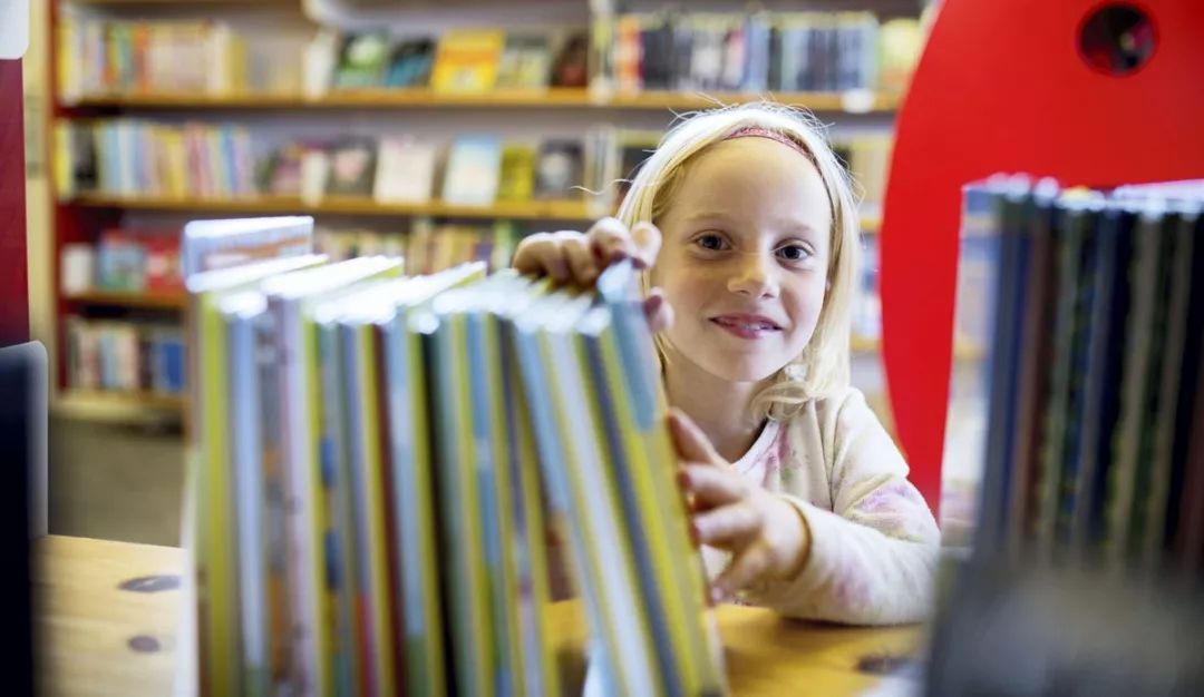我是男孩，我喜欢紫色书包！一位挪威妈妈的刷屏日记
