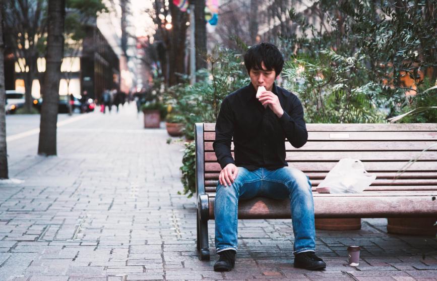 坐人家坐过的热凳子会得传染病吗,别人坐热的凳子能直接坐下去吗