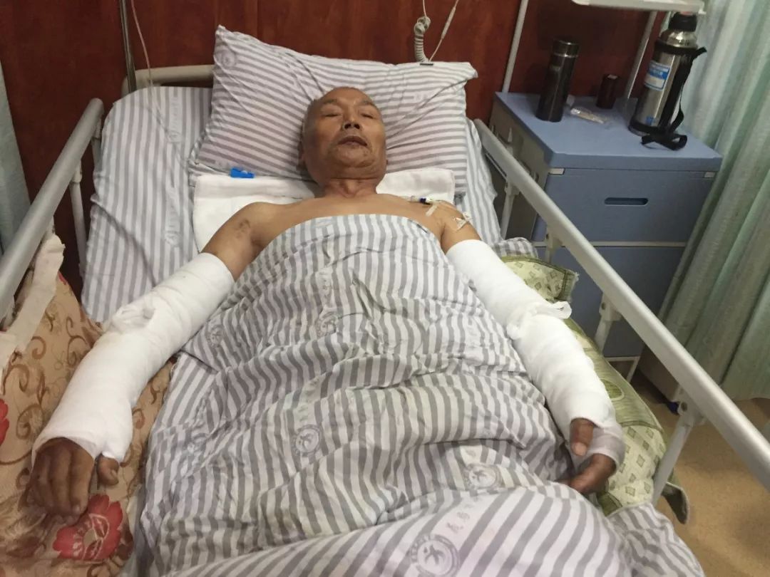 暖心路人暖心举动,水火无情人间有爱为消防员点赞