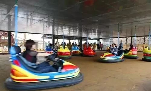 广西一两岁男童在游乐场摔致骨折！家长索赔，游乐场回复…