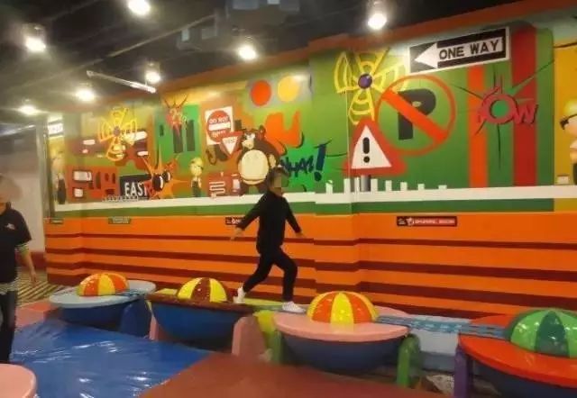 广西一两岁男童在游乐场摔致骨折！家长索赔，游乐场回复…