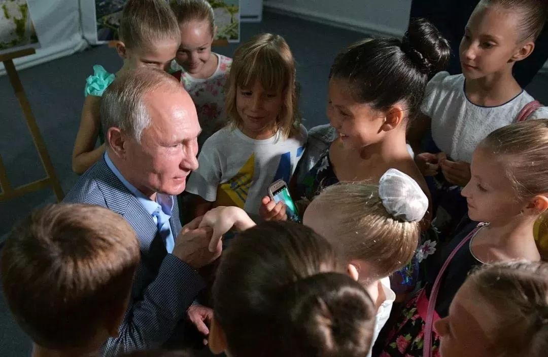 普京在这里秀完车技又看演出，美国和乌克兰很恼火