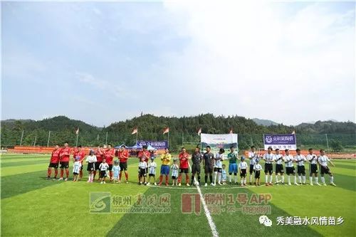 不用再在泥地里踢球啦！融水大山里的这块绿茵场圆了“草根足球梦”