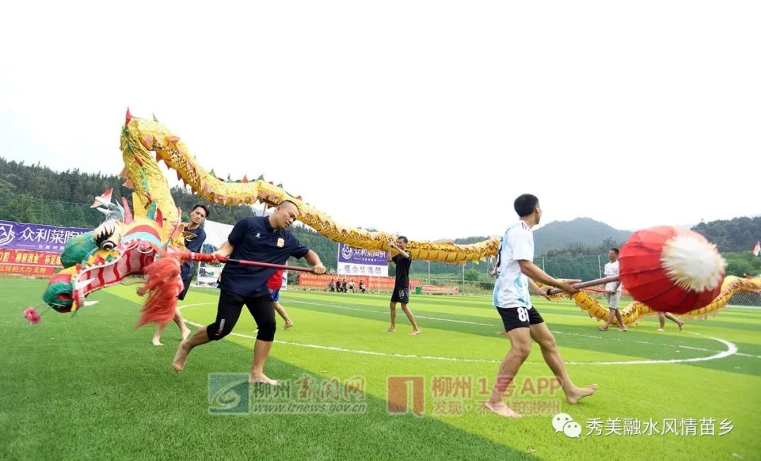 不用再在泥地里踢球啦！融水大山里的这块绿茵场圆了“草根足球梦”