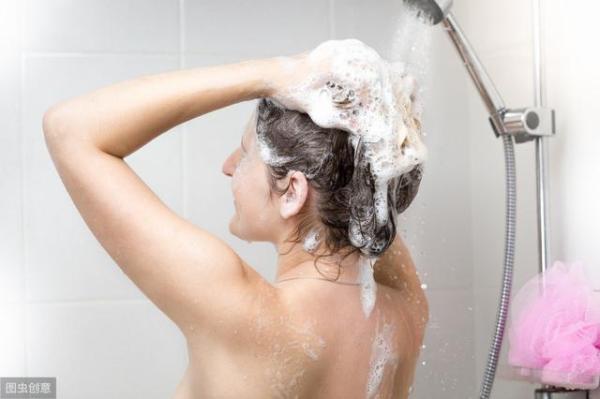 洗头用热水起头屑,如何正确洗头水要顺着头皮洗