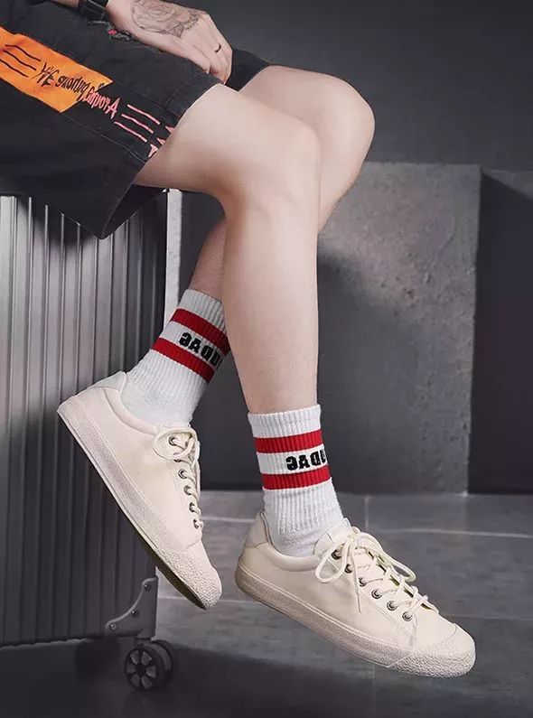 中国60年前造了双小白鞋，法国人一夜“偷走”赚翻了！今天它潮回来了